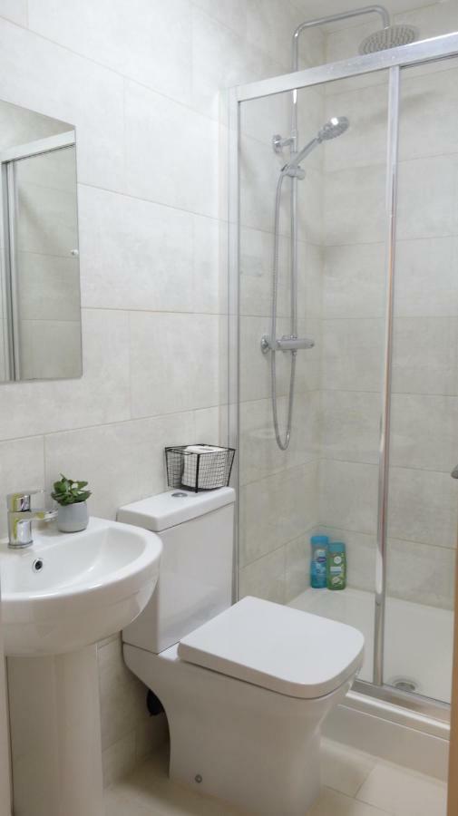 Luxury 2 Bed 2 Bath - Free Parking - 5Min To Airport - Sleeps 6 Apartamento Ashford  Exterior foto