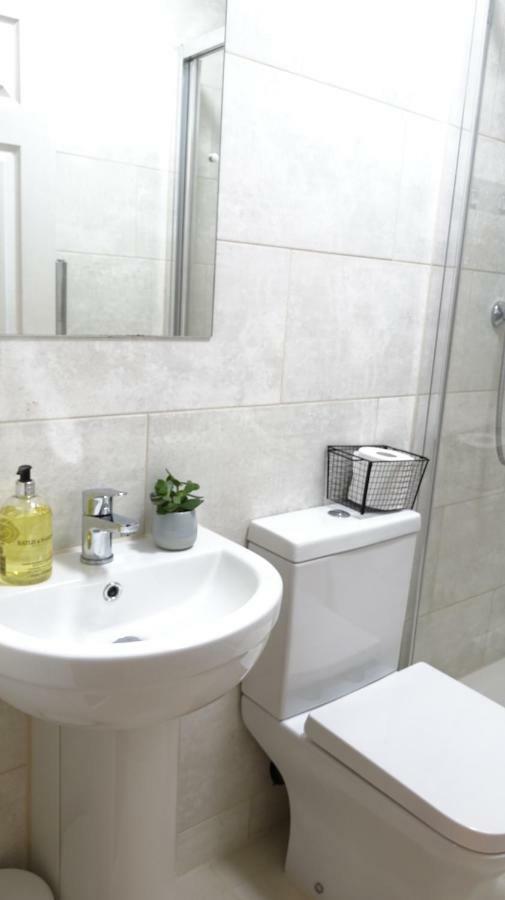 Luxury 2 Bed 2 Bath - Free Parking - 5Min To Airport - Sleeps 6 Apartamento Ashford  Exterior foto